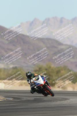 media/Oct-30-2025-Racers Edge (Thu) [[dabbdaf680]]/3-B Group/Session 2 (Turn 14)/